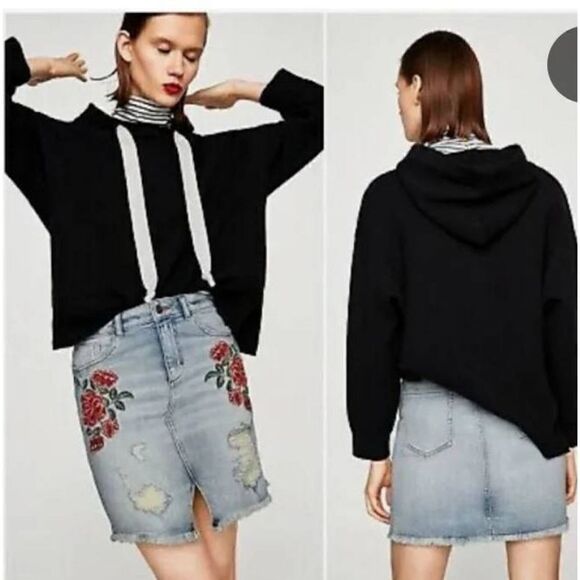 NWT ZARA BASIC Z1975 DENIM Size Small distressed jean mini skirt with red floral - Picture 1 of 8